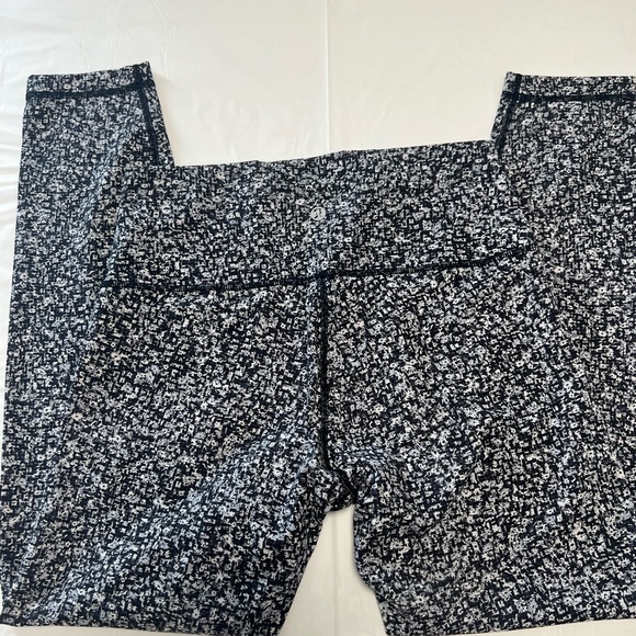 LULEMON LEGGINGS SIZE 8 .came with the bag!!! - Picture 2 of 10
